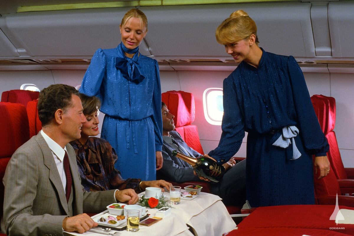 1985, servicio a bordo del Concorde. Uniforme de Nina Ricci_©Colección del Museo Air France(gentileza Air France)