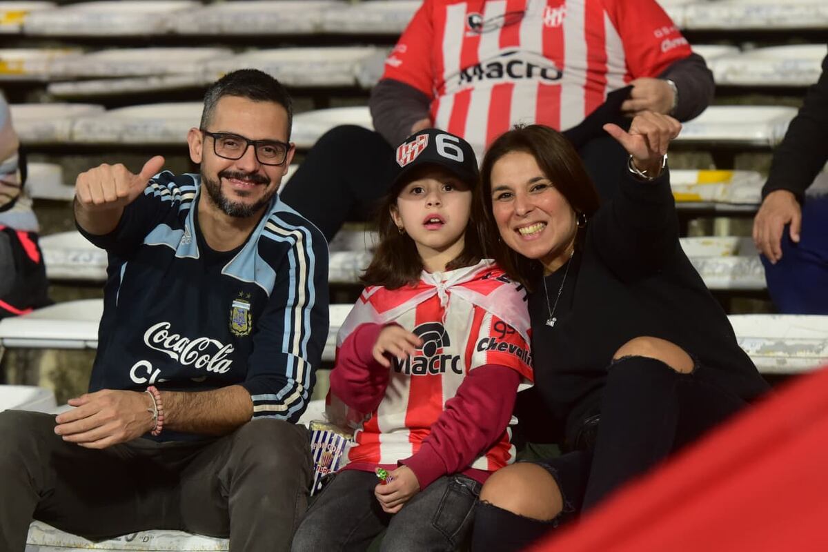 Hinchas de Instituto en la platea Ardiles del estadio Kempes, donde se jugó el partido ante River. (José Gabriel Hernéndez / La Voz)