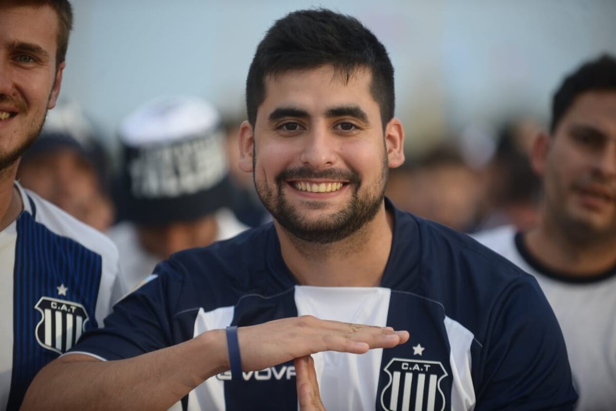 Miles de hinchas acompañaron a la “T” a Santiago del Estero. José Hernández, uno de nuestros fotógrafos presentes en el estadio, capturó sus rostros.