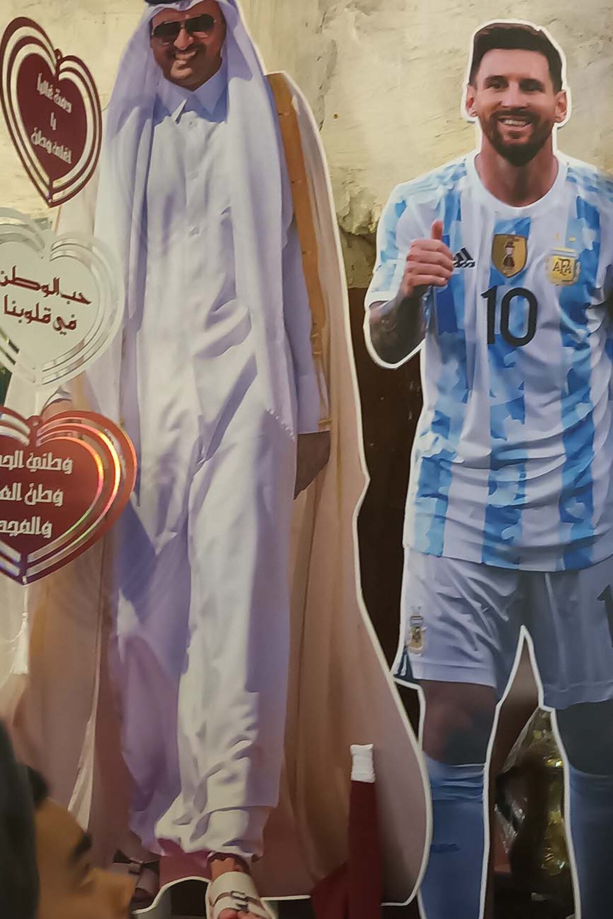 El jeque Al Thani, omnipresente. Aquí, en una gigantografía, junto a Lionel Messi. (La Voz)