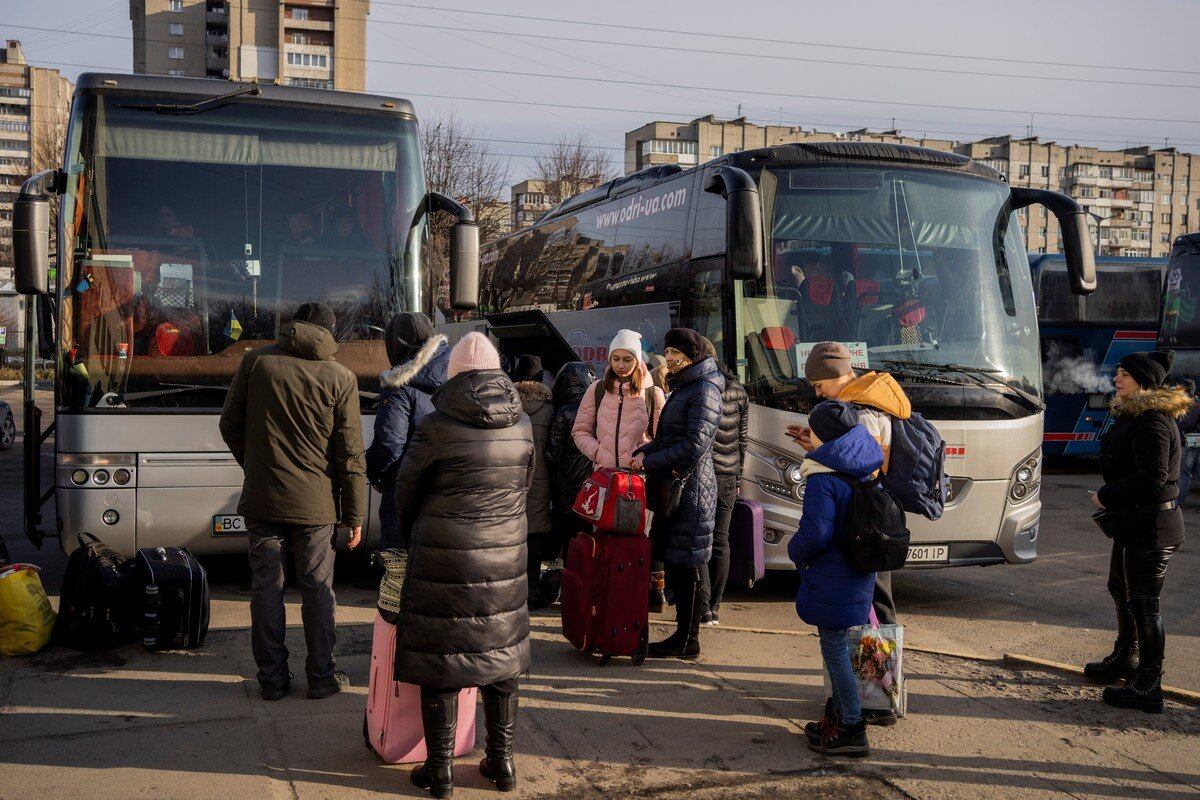 Un ucraniano se prepara para subir a un autobús con destino a Polonia en la estación central de autobuses de Lviv, en el oeste de Ucrania, el martes 1 de marzo de 2022.