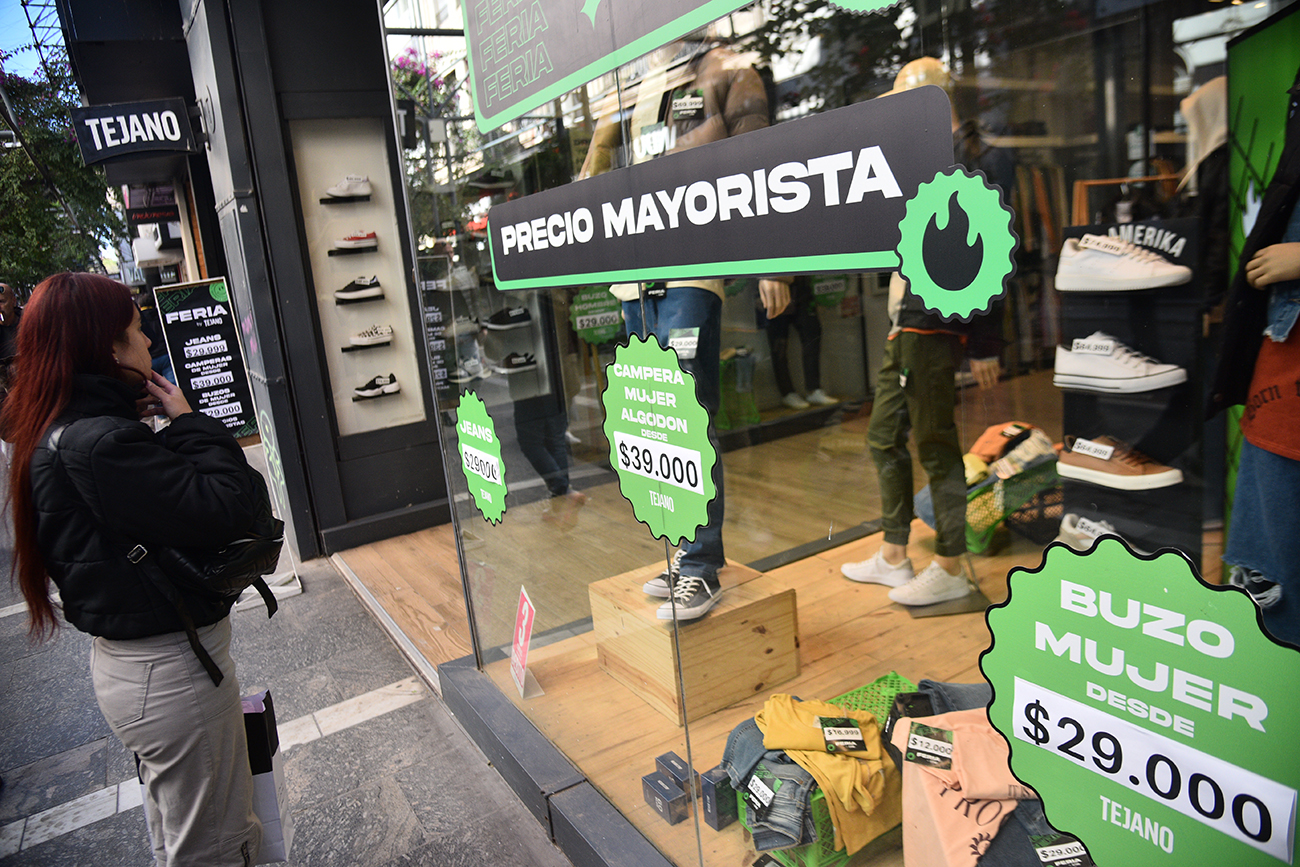 Ropa de temporada de invierno en las vidrieras del centro de Córdoba.  (Pedro Castillo / La Voz)