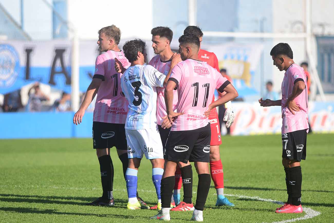 Racing de Nueva Italia recibe a Gimnasia y Tiro de Salta por la fecha 34 del torneo en el estadio Miguel Sancho. (José Gabriel Hernánez / La Voz)