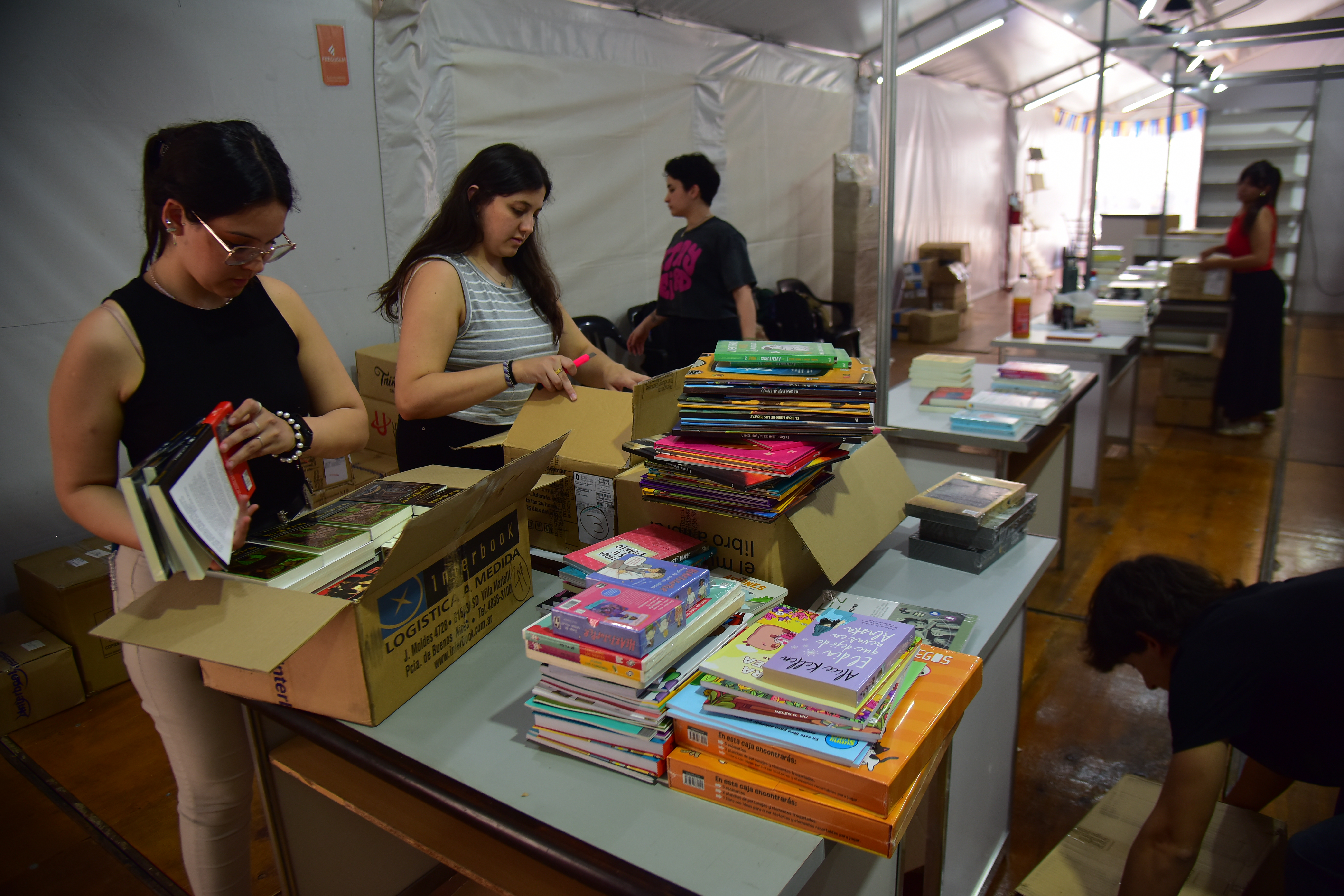 Armado de la Feria del libro, en la plaza de la Intendencia. (Pedro Castillo / La Voz)
