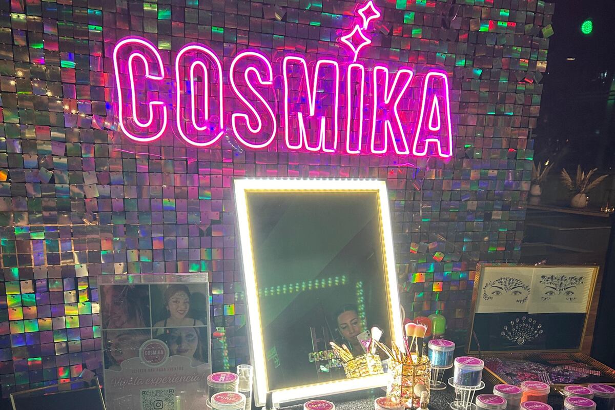 Cosmika Glitter asiste a tus fiestas para darle más color a tu noche.