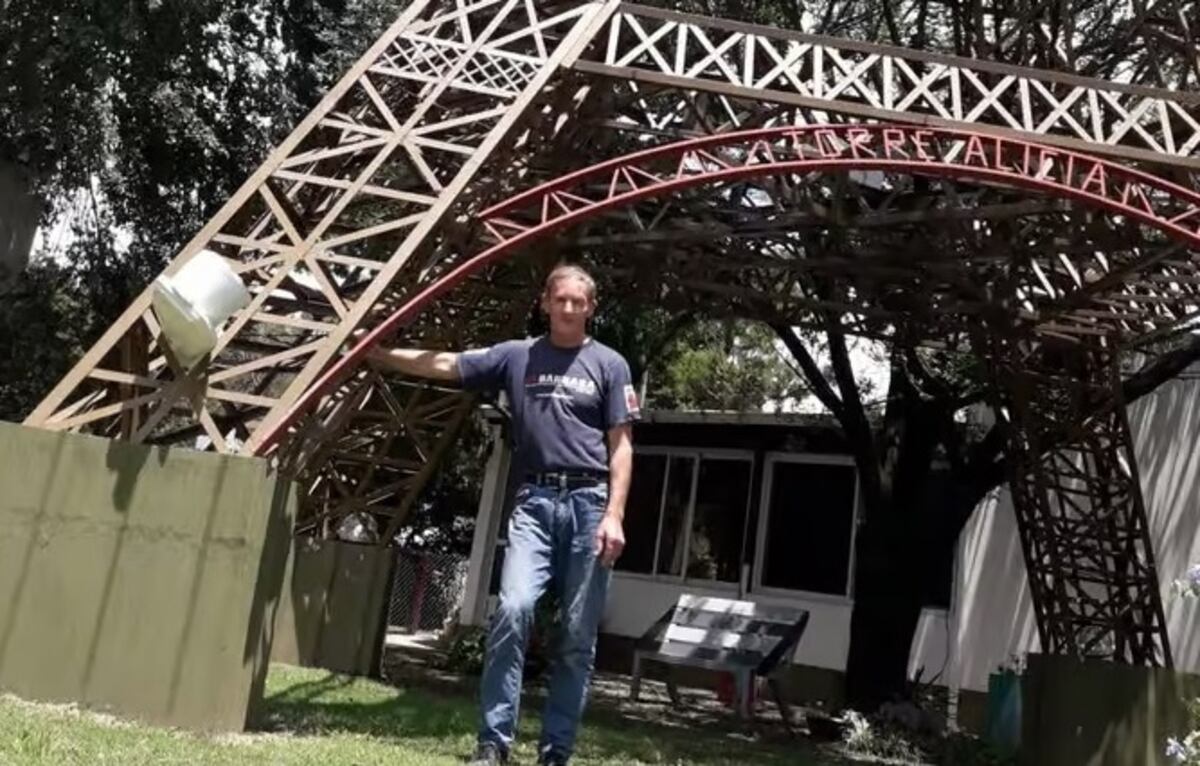 Claudio Marchetti en la base de la torre que construyó en su patio. (Gentileza CM)