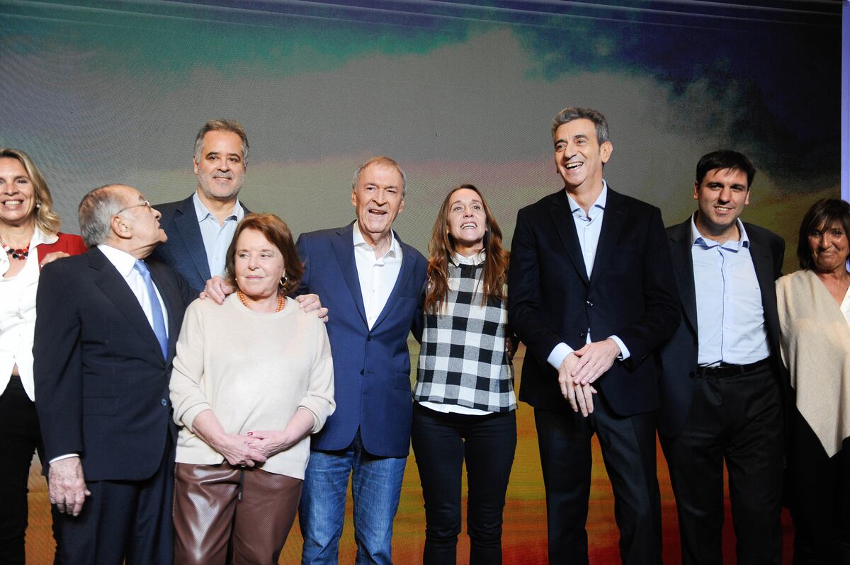 Juan Schiaretti junto a Florencio Randazzo y parte de los referentes de Hacemos por el País.