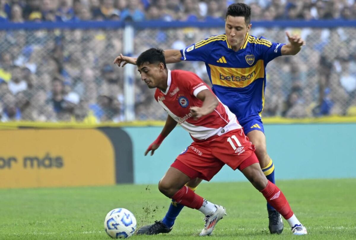 Ander Herrera presiona para recuperar la pelota ante José Herrera, de Argentinos /Foto: Fotobaires
