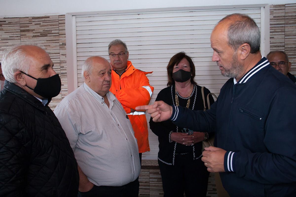 Funcionarios de Vialidad Nacional, este jueves, en la recorrida por la obra que se retoma sobre ruta 19. (VN)