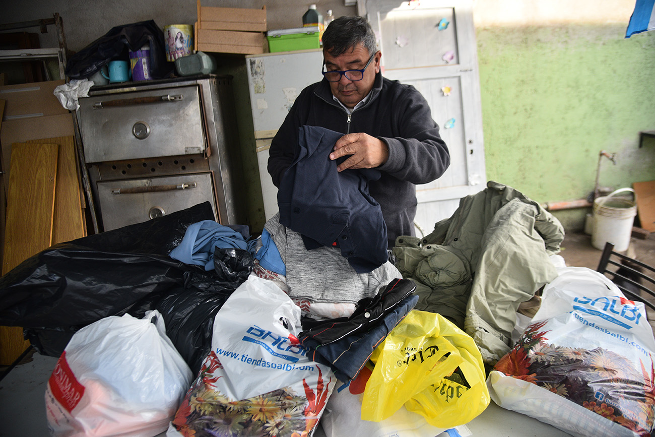 Alejandro Toranzo tiene un ropero comunitario, Puerta de Belén, en Barrio Estación Flores de la ciudad de Córdoba. (Pedro Castillo / La Voz)
