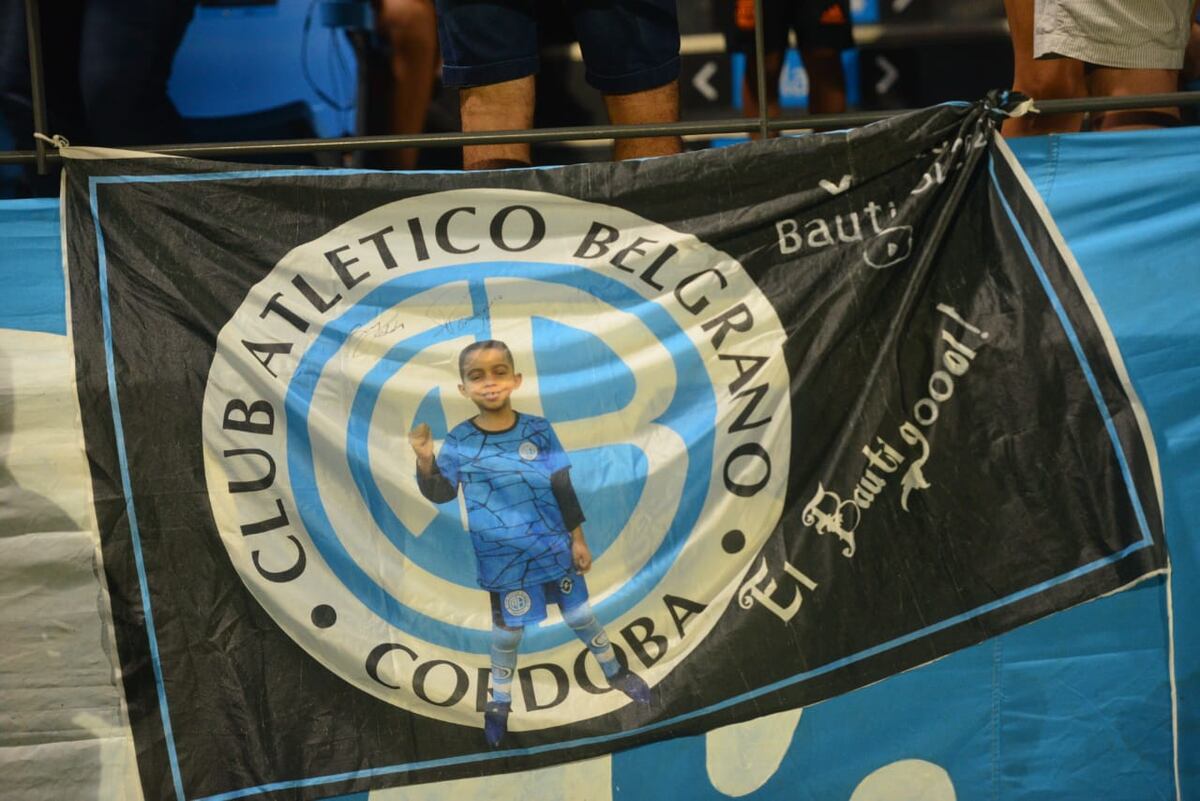 Las banderas de Belgrano en el Gigante de Alberdi en el partido ante Sarmiento por la Copa de la Liga Profesional 2024. (Javier Ferreyra / La Voz)
