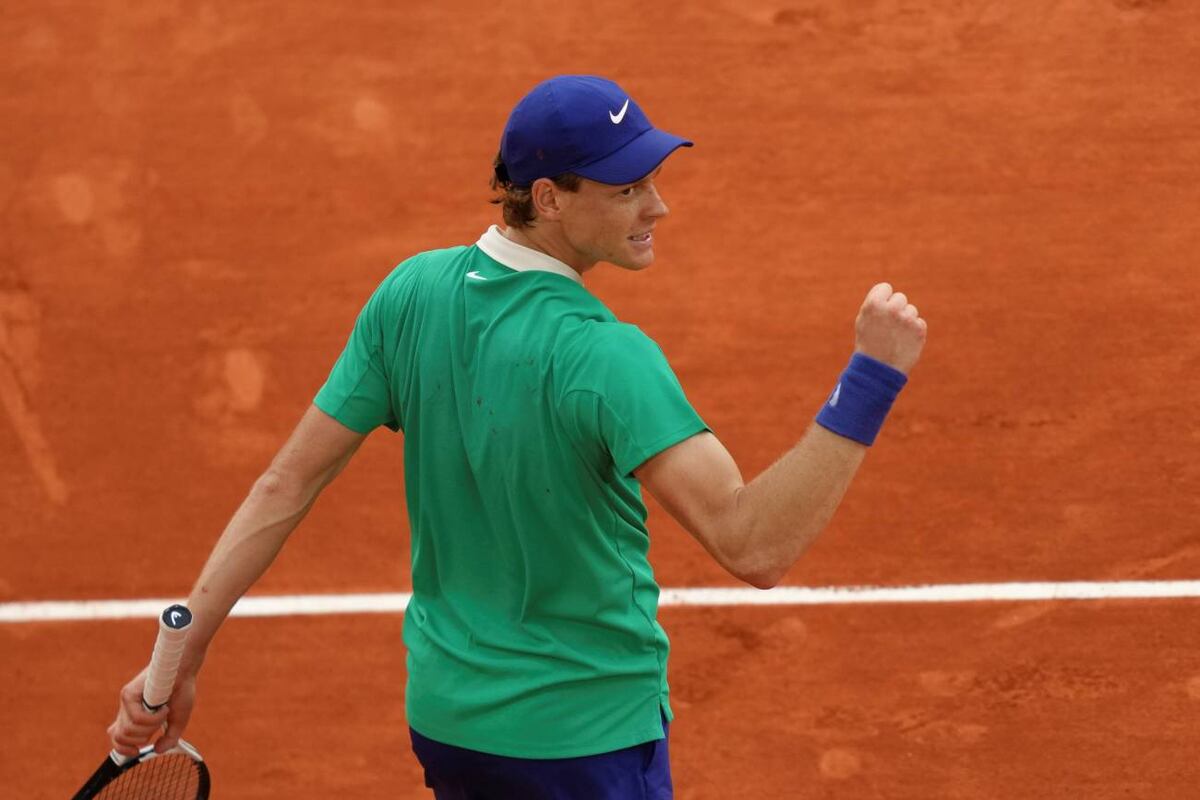 El italiano Jannik Sinner avanzó a semifinales de Roland Garros. (AP)