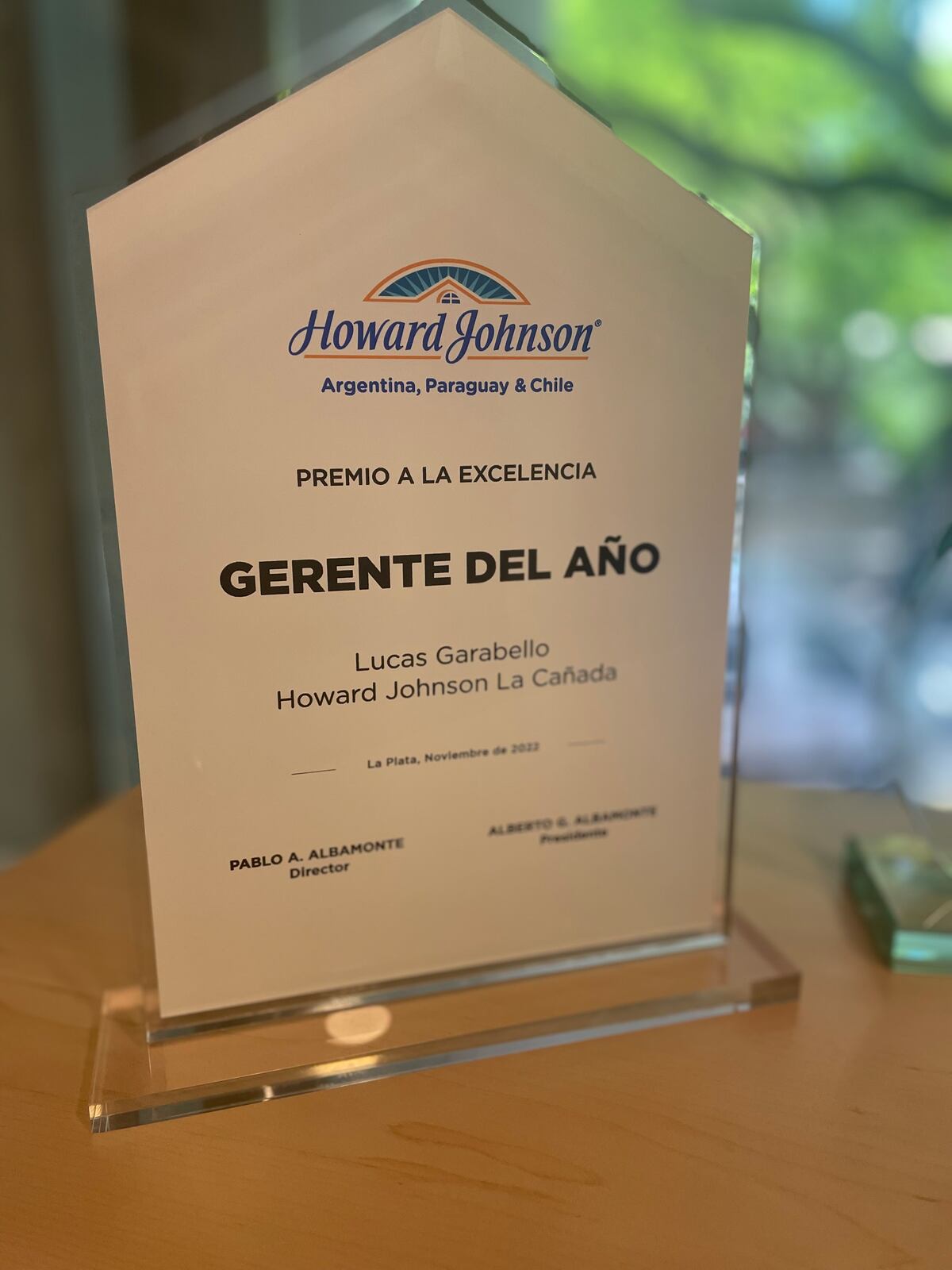 Premio de la cadena Howard Johnson al responsable de La Cañada, el cordobés Lucas Garabello. (Howard Johnson)
