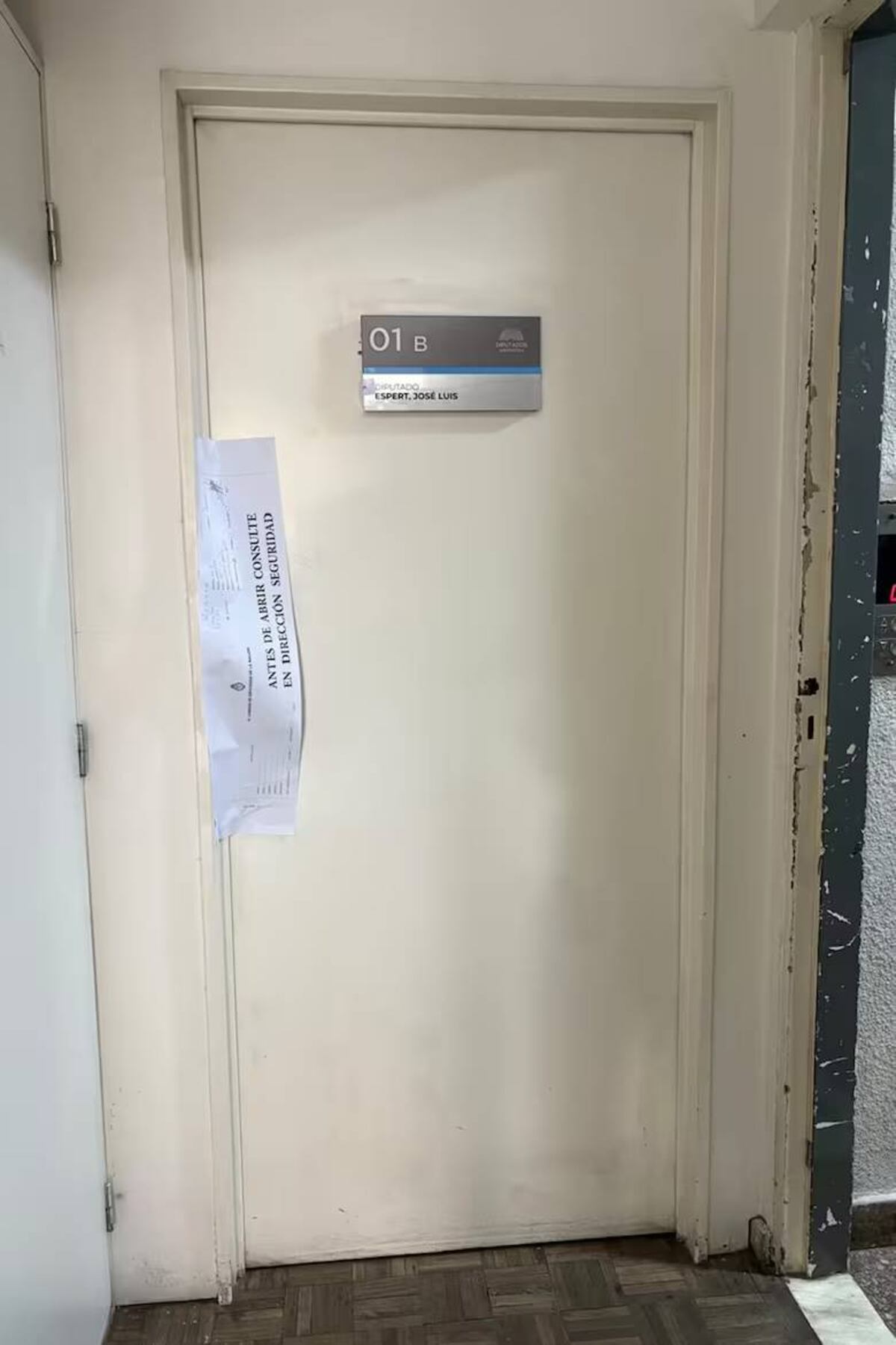 La puerta del despacho de José Luis Espert, en el edificio anexo de la Cámara de Diputados, estuvo franjada toda la noche (Gentileza / La Nación)