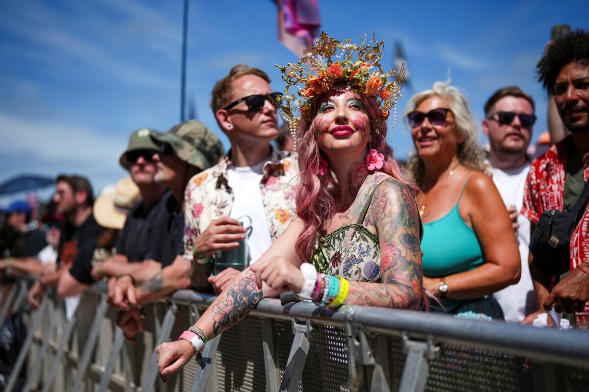 Un fan de Cyndi Lauper, tomada por sorpresa por un fotógrafo de AP en Glastonbury 2024. (AP)