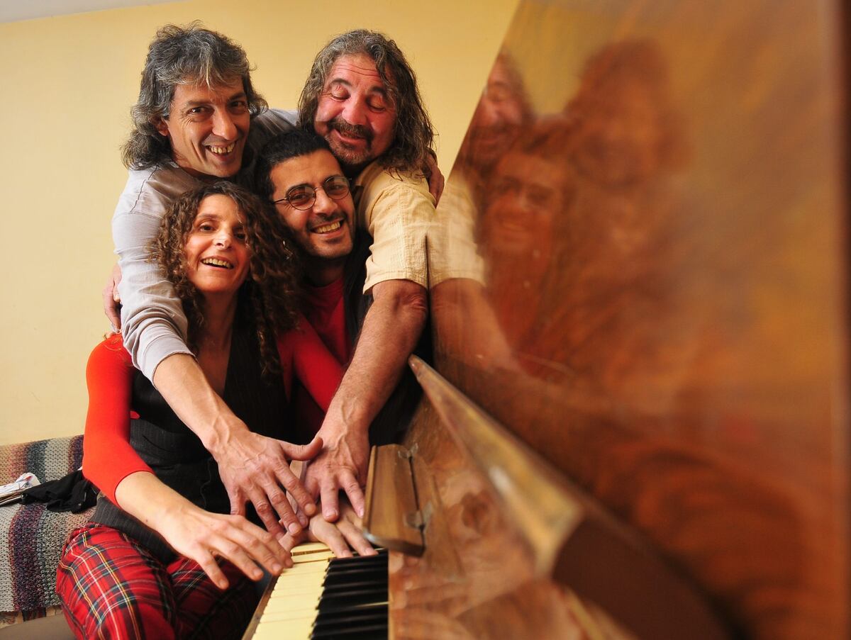 Alvarellos (arriba a la derecha) con su humor característico en una de las formaciones de la Banda Inestable, junto a Ceci Fandiño y Diego Bravo (La Voz).