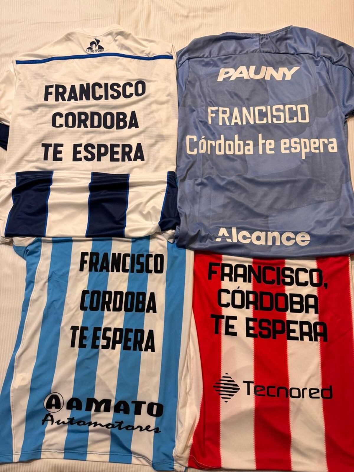 Papa Francisco. Passerini le obsequió las camisetas de los cuatro grandes clubes de la ciudad: Belgrano, Talleres, Instituto y Racing. (Scholas)