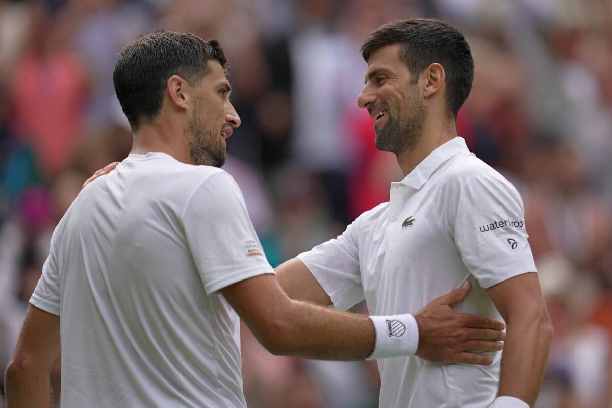 Pedro Cachín saludo a Novak Djokovic, tras caer ante el serbio por la primera ronda de Wimbledon 2023. (AP)