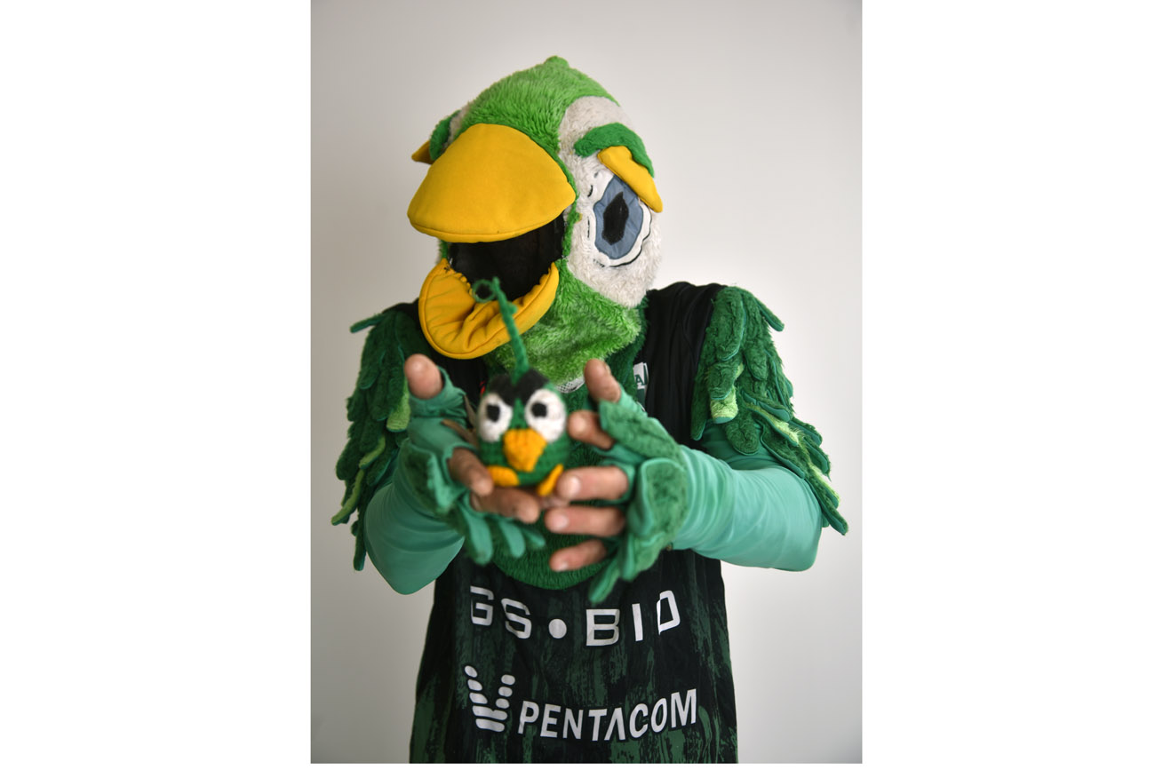 El Loro, la mascota oficial de Atenas, visitó la redacción de La Voz del Interior. (Nicolás Bravo / La Voz)