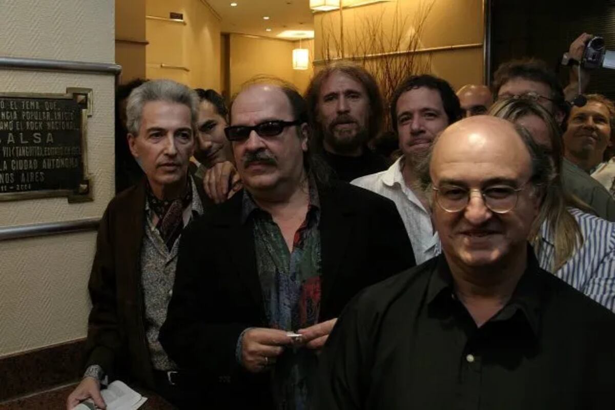 Los Gatos en 2007, en ocasión de la reunión celebrada por los 40 años de "La Balsa". Kay Galifi está al frente, a la izquierda de Litto Nebbia. (Archivo - La Capital)