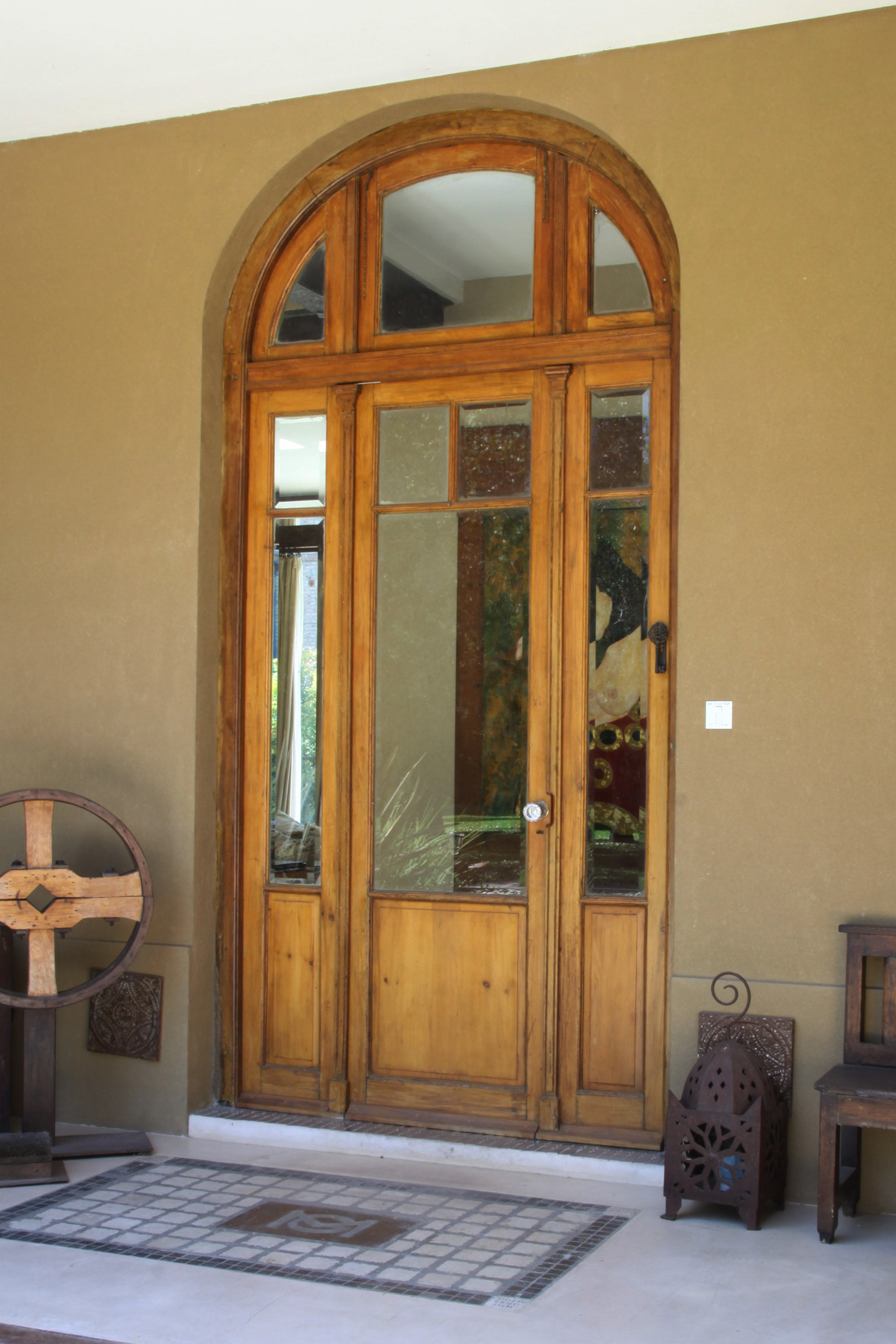 La puerta debe contar siempre con protección, para resguardarla de todos los agentes ambientales que la puedan deteriorar. Obra de María de las Mercedes Fornies - Estudio Concepto MF.