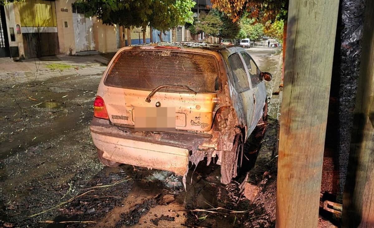 Daños. Así quedó el vehículo tras el incendio. (Gentileza)