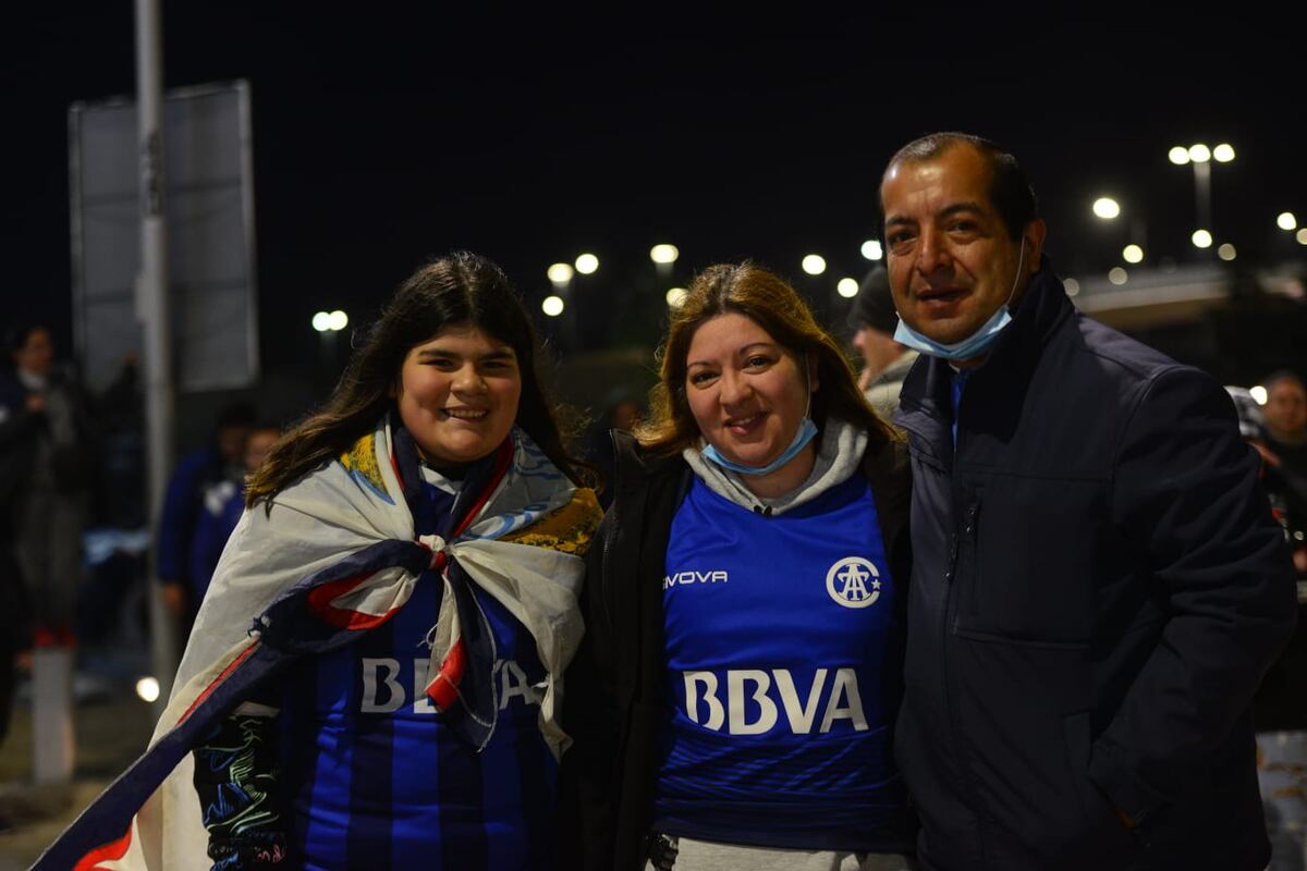Las y los Cara 'e Cancha de Talleres en la previa del partido con Vélez por la Copa Libertadores. (Facundo Luque y Javier Ferreyra)