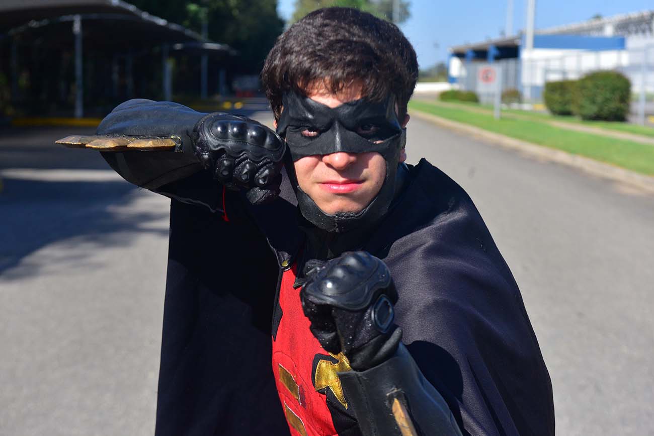 Batman y los superhéroes cordobeses de visita a la Redacción de La Voz para Historias Urbanas. (José Gabriel Hernández / La Voz)