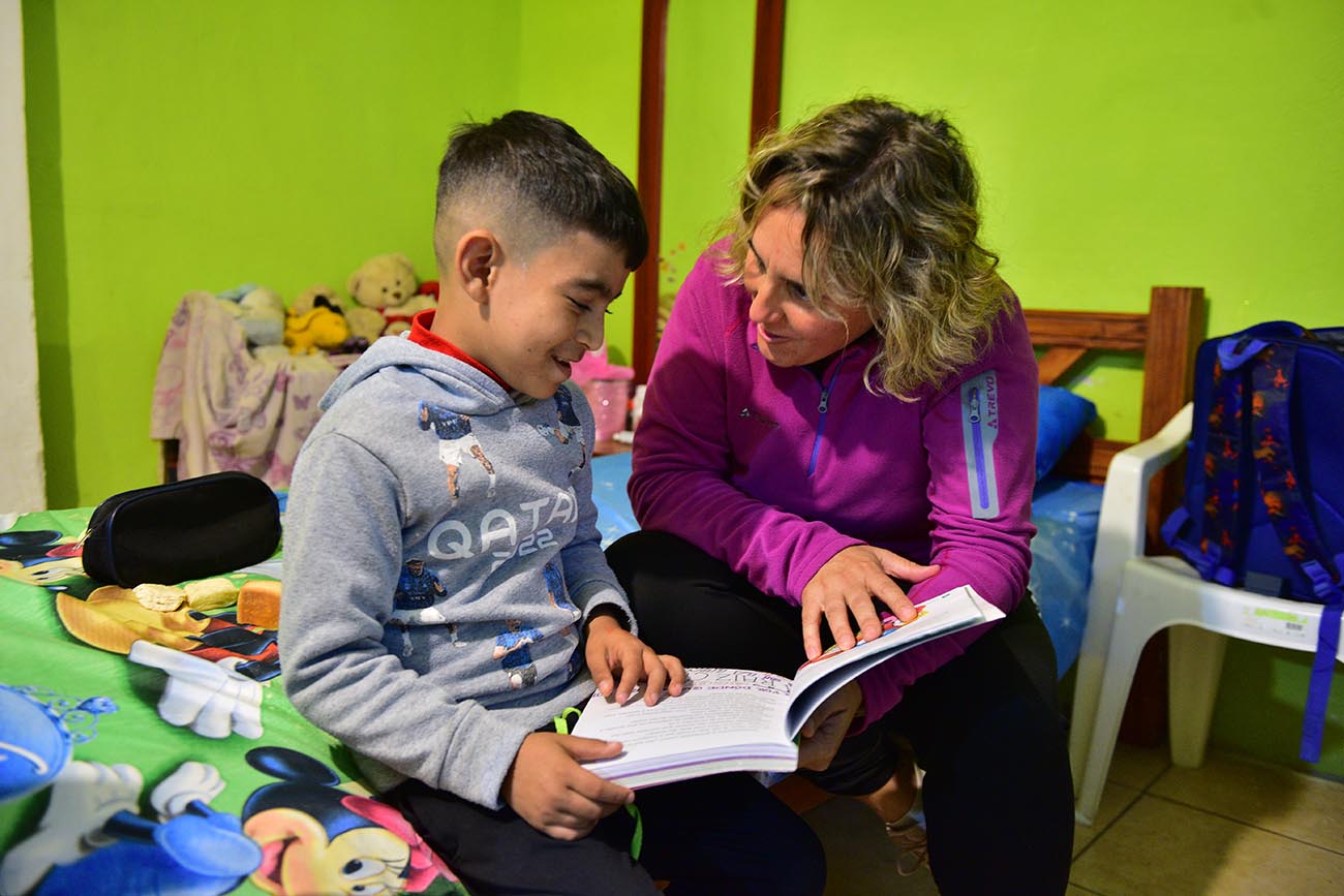 Jeremías, trasplantado de médula ósea, junto a Desiré Chaumont, su donante. Encuentro entre una donante de médula ósea y su receptor. Barrio Cantesur, calle pública pilar 11. La Calera. (José Gabriel Hernández / La Voz)