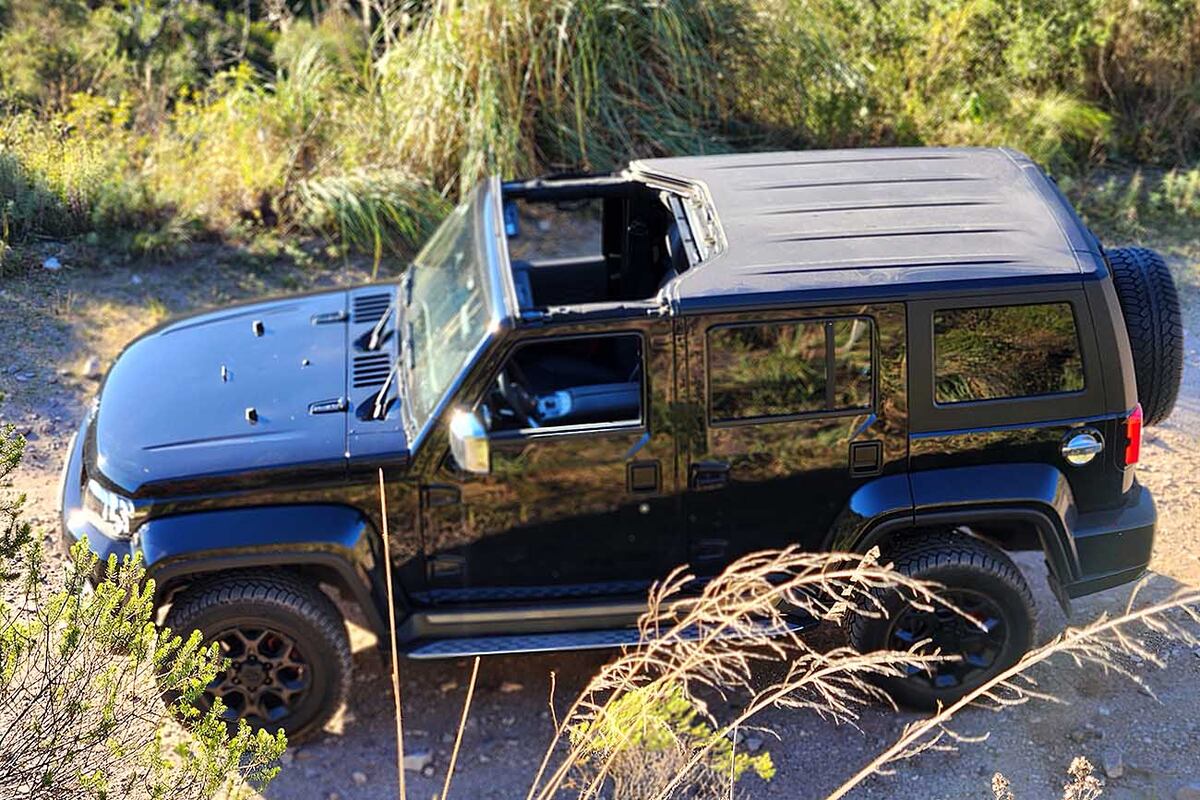 El techo tiene el mismo sistema para retirarlo que el modelo de Jeep.