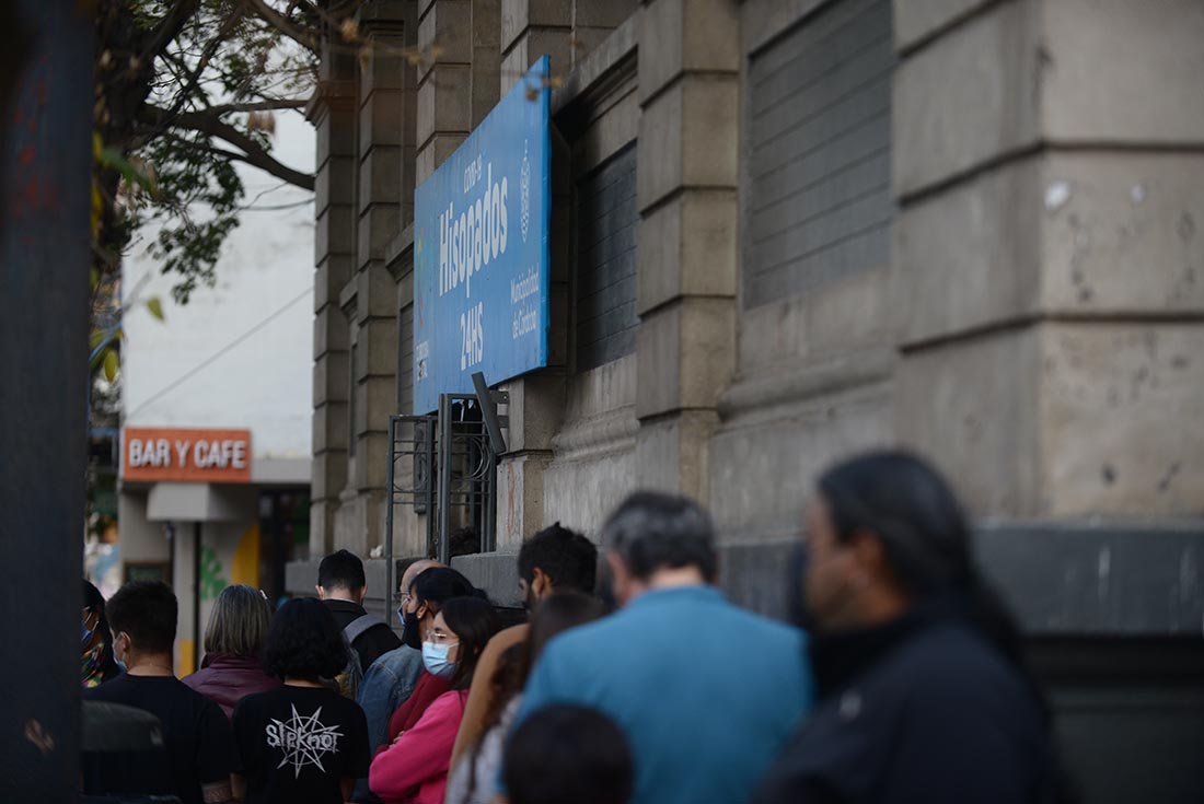Volvieron las colas para hisopados en el ex Registro Civil. (José Gabriel Hernández/LaVoz)