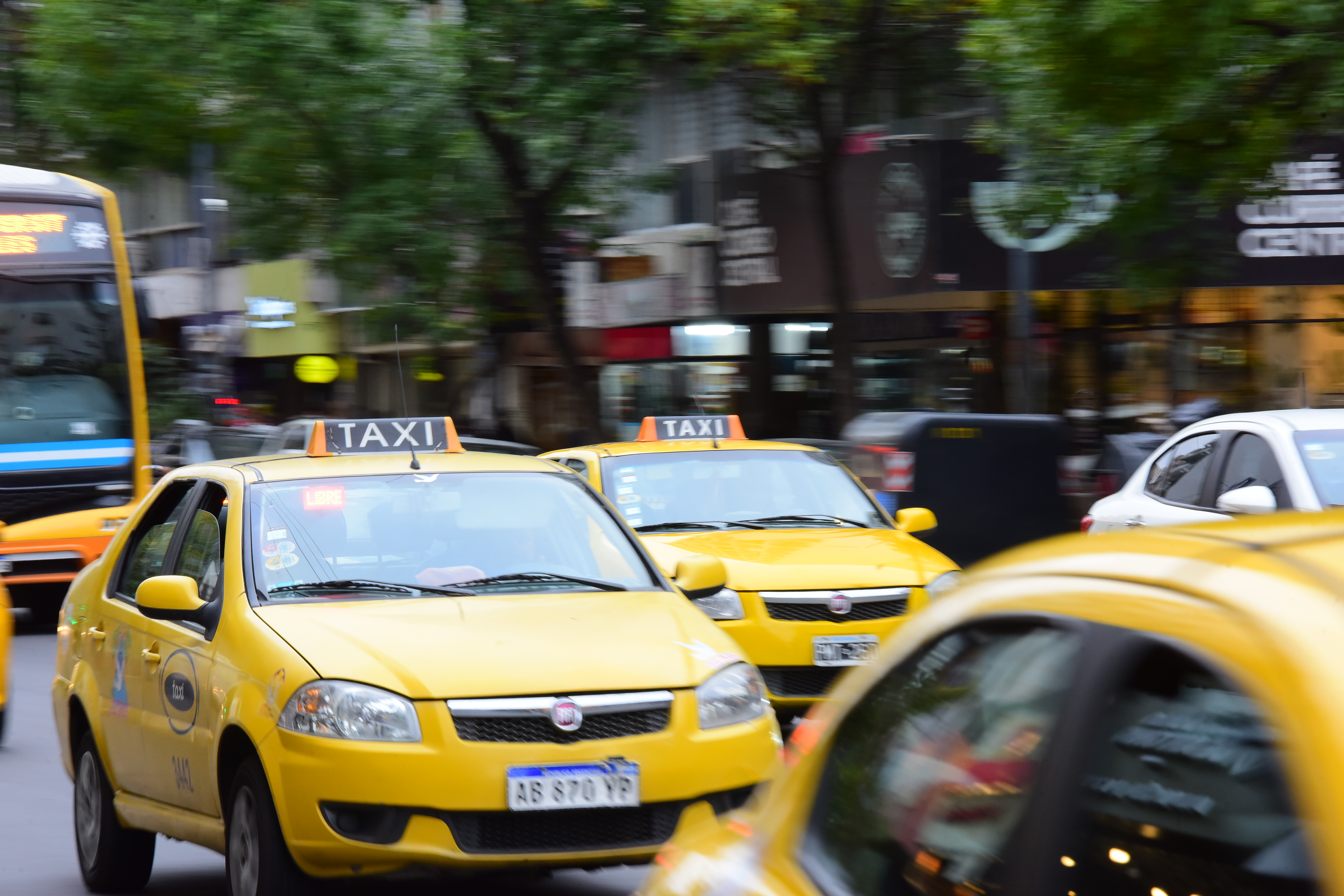 Taxis circulando por la ciudad de Córdoba