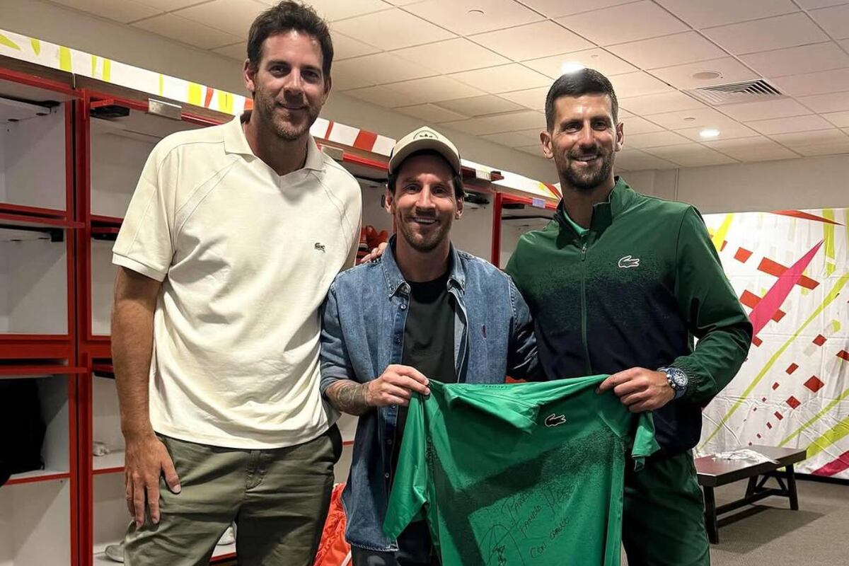 El astro argentino Lionel Messi junto a Juan Martín del Potro y Novak Djokovic tras el pase a la final del Masters 1000 de Miami por parte del serbio. (@delpotrojuan)