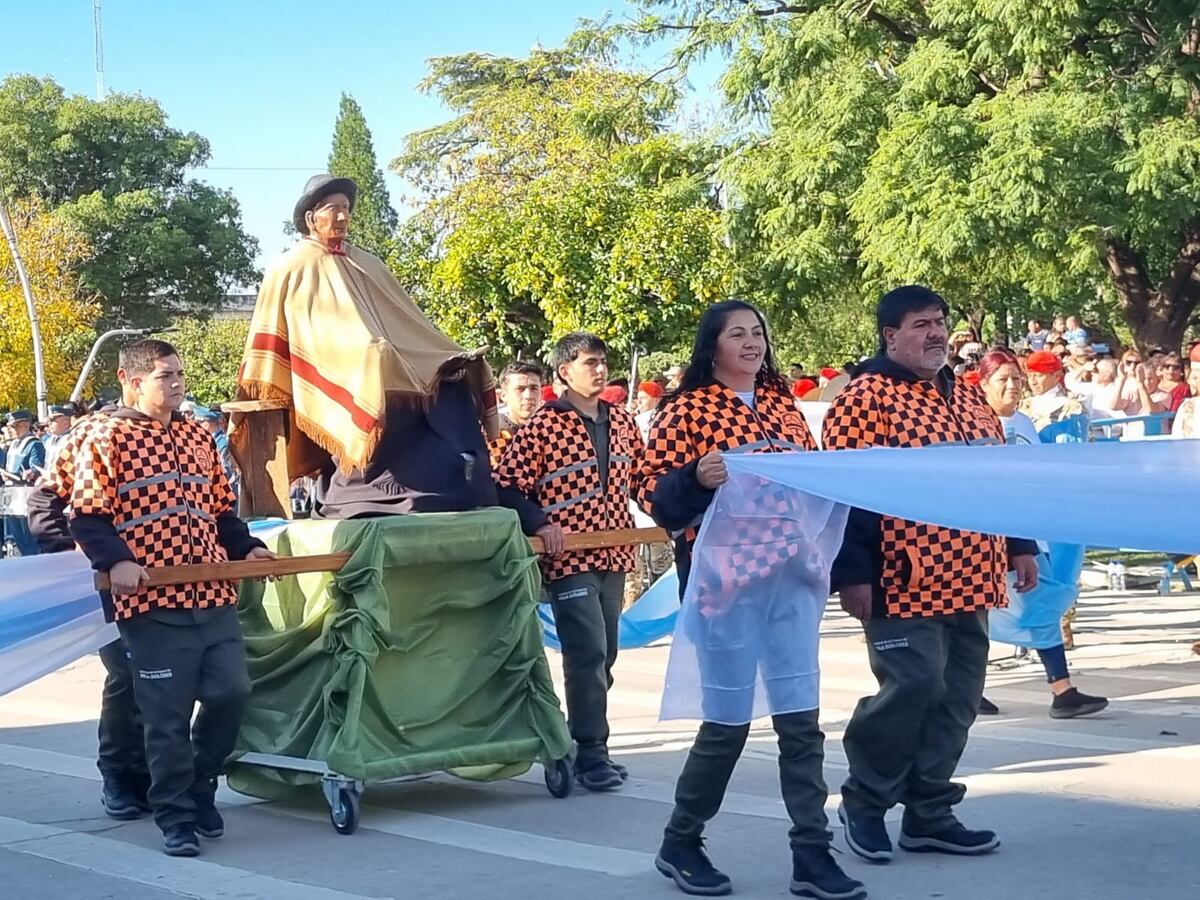 Acto y desfile por los 172 años de Villa Dolores. (La Voz)