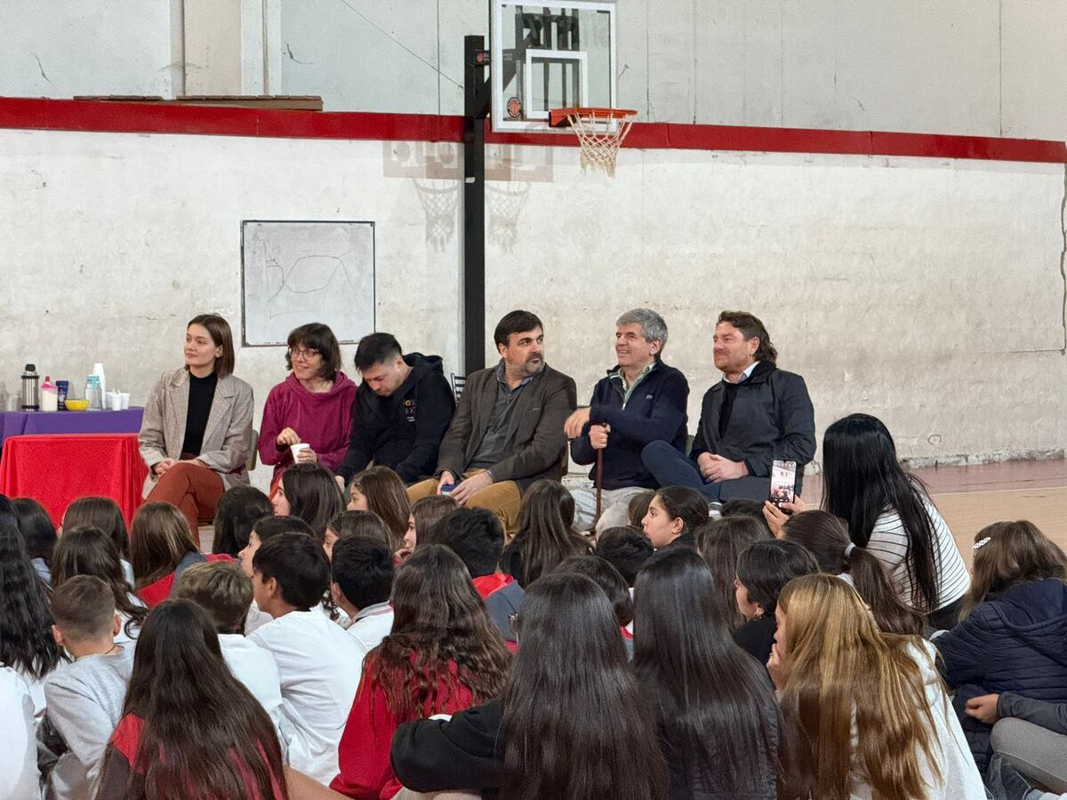 Estudiantes del Instituto Secundario San Miguel participaron del encuentro para debatir sobre el uso, oportunidades y riesgos de la Inteligencia Artificial. (Gentileza)