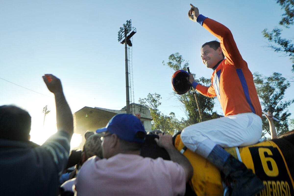 Gustavo Calvente celebra el triunfo de Global Poderoso en la 31ª edición del Clásico San Jerónimo. (Javier Ferreyra)