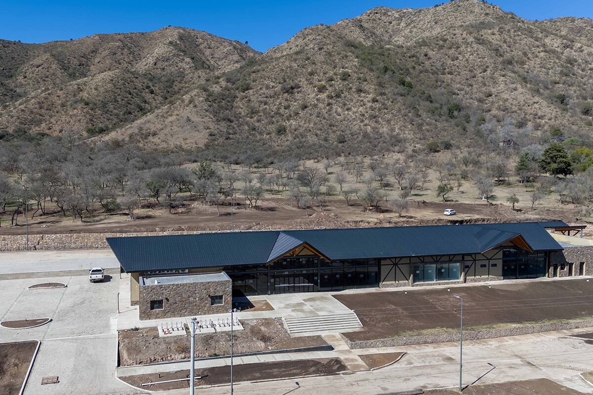 Villa General Belgrano. Construyen la nueva terminal de ómnibus. ( La Voz)