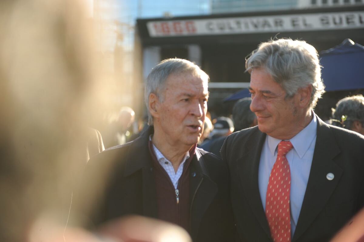Nicolás Pino, de la SRA, junto al gobernador cordobés, Juan Schiaretti. (Federico López Claro/Clarin)