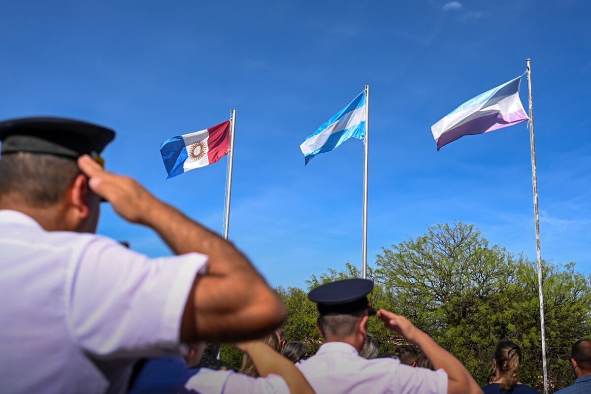 Legislatura: Myrian Prunotto en el izamientos de las banderas de Charbonier y Villa de Soto. (Legislatura)