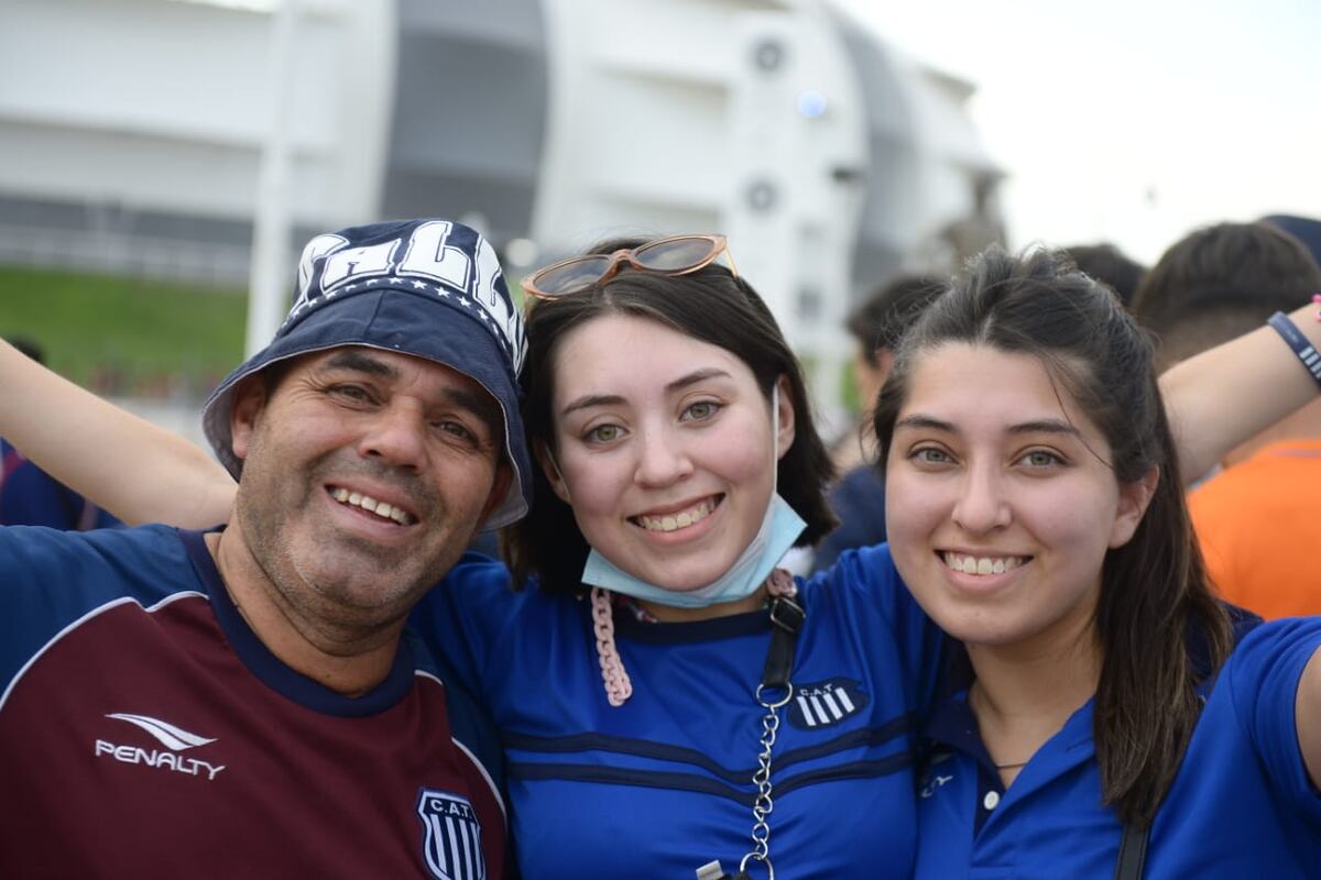 Los hinchas de Talleres dijeron presente en Santiago para acompañar al equipo de Medina (Foto: José Hernández).
