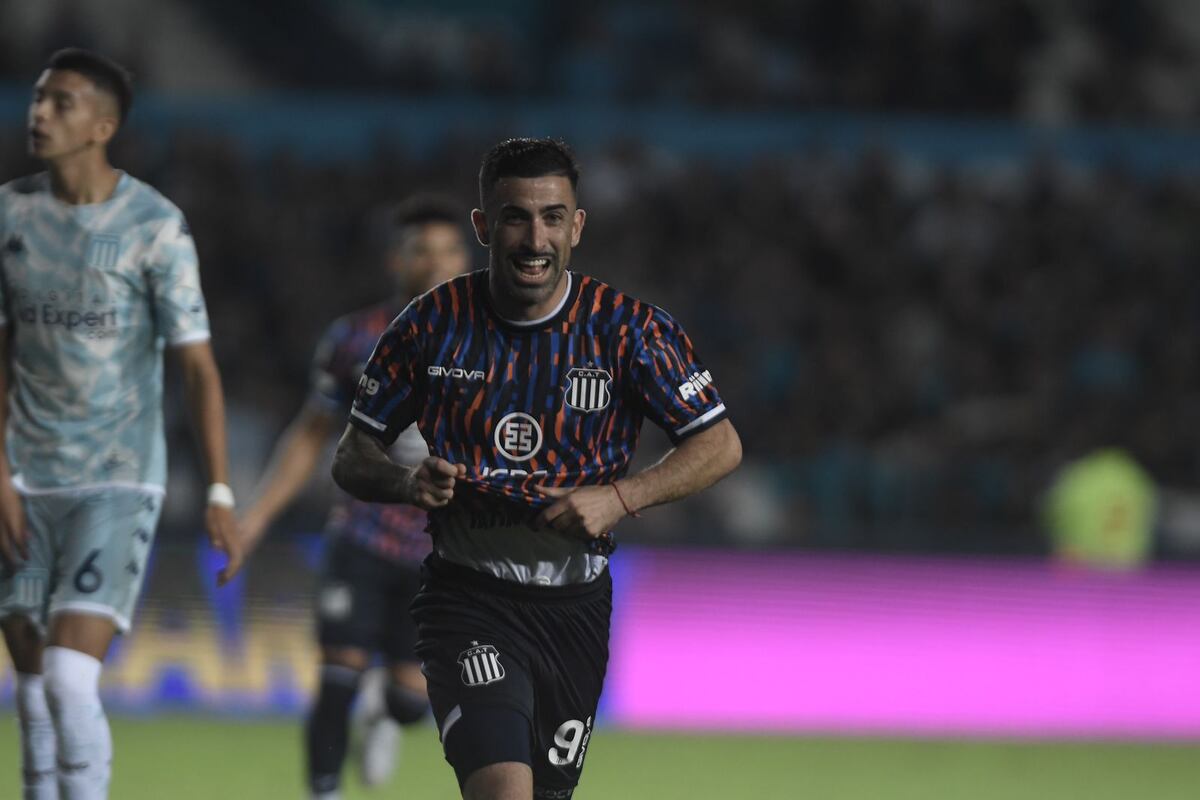 Michael Santos está donde tiene que estar y es súper efectivo en Avellaneda. (Federico López Claro / La Voz)