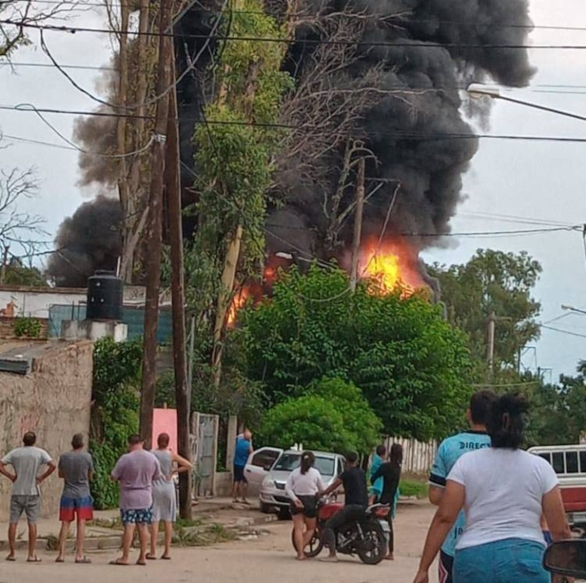 Las llamaradas causaron lógica conmoción en la barriada. (Dirección Bomberos)