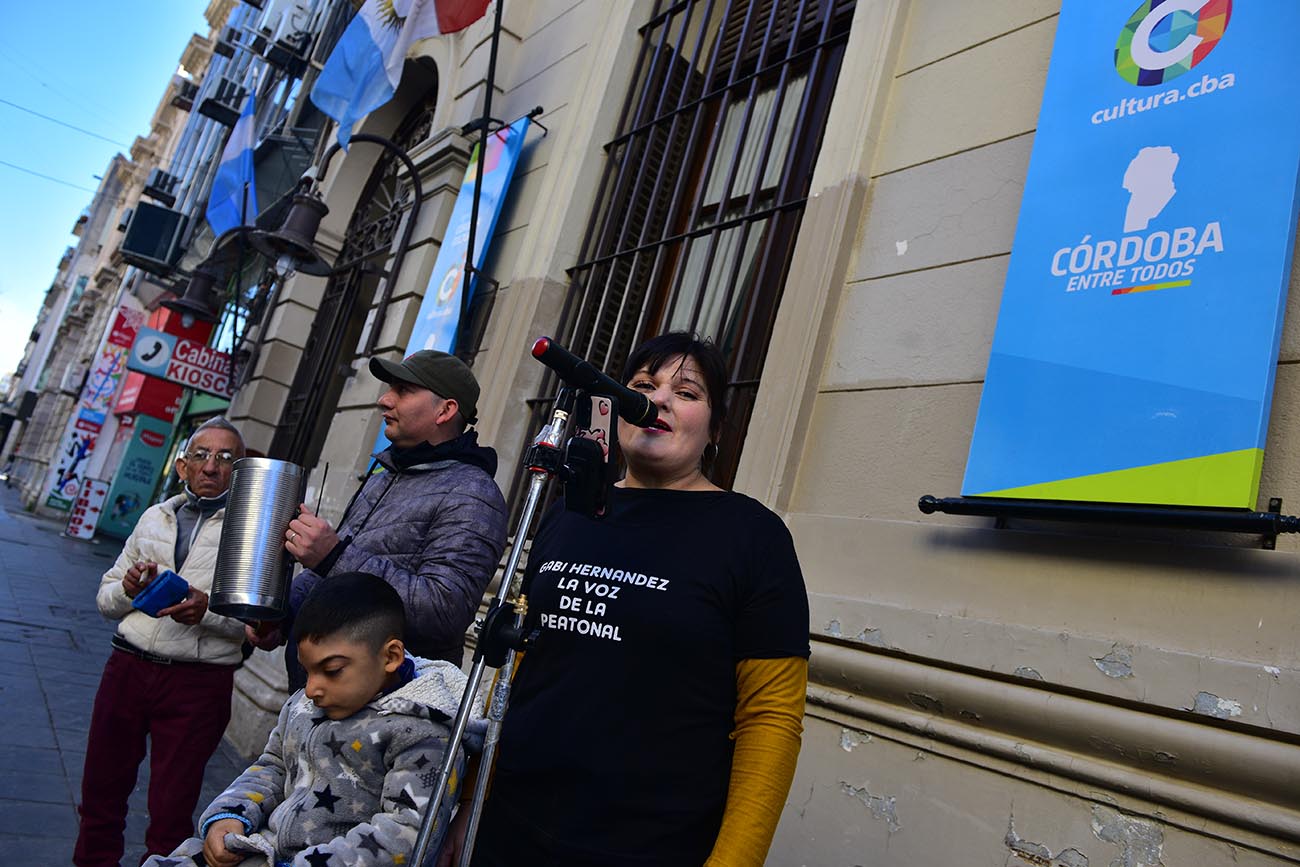 Córdoba. Gabi, la voz de la peatonal, alegra a los transeútes con sus canciones de cuarteto y cumbia (José Hernández/La Voz).