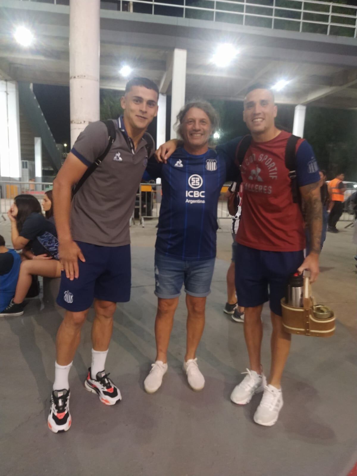 Alcides Benavídez entre su hijo Gastón y Ramón Sosa. El verdadero "Chaco" superó el dengue y se vino al Kempes, para ver al lateral derecho albiazul, ante Vélez.