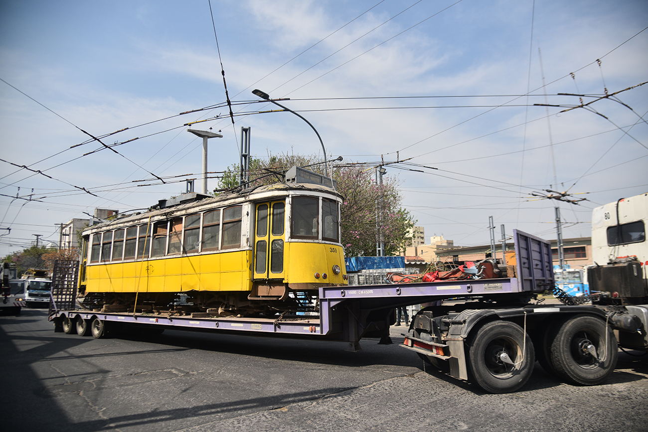 Trasladan el tranvía que está en la playa del Dino Mall de ruta 20 hasta el predio de Tamse de Barrio General Paz Foto: (Pedro Castillo / La Voz)