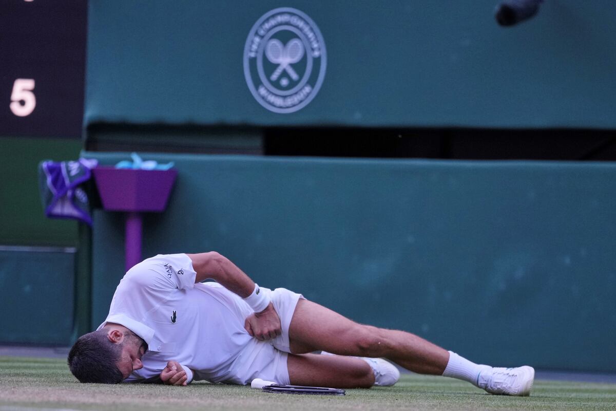 Novak Djokovic sufrió una fea caída en cuartos de final y hay dudas sobre si llega bien a las semifinales de Wimbledon. (AP)