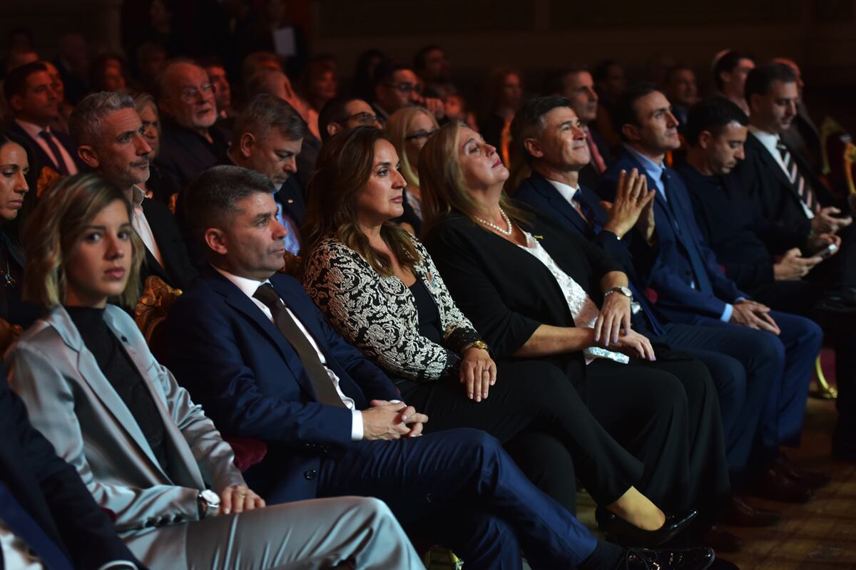 De izquierda a derecha: Dalit Hojman y Adrián Ganzburg (Daia), vicegobernadora Myrian Prunoto, Fabiana Loguzzo (IRHA), intendente Daniel Passerini, ministro Julián López, diputado Rodrigo De Loredo y Víctor Garelik (Daia).