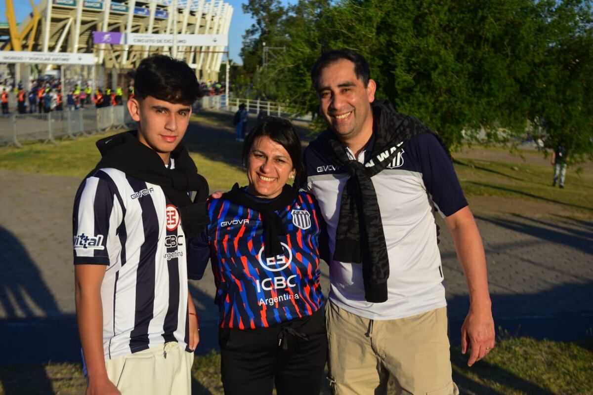 Cara e' cancha: los hinchas de Talleres antes del partido con River. (Nicolás Bravo / La Voz)