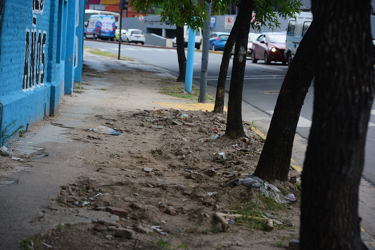 Veredas rotas en las proximidades de la Terminal de Córdoba
foto: José Hernández / La Voz