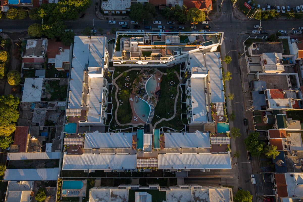 Egeo mezcla comodidad con lujo donde los amenities como piletas, quinchos y un parque central destacan.